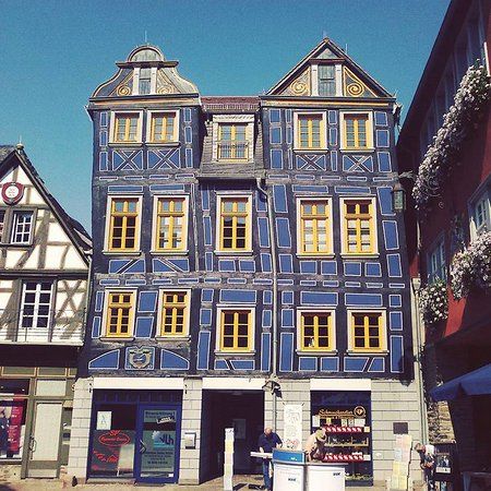 Schiefes Haus