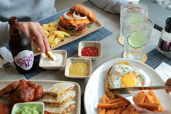 La Plaza Bar & Grill