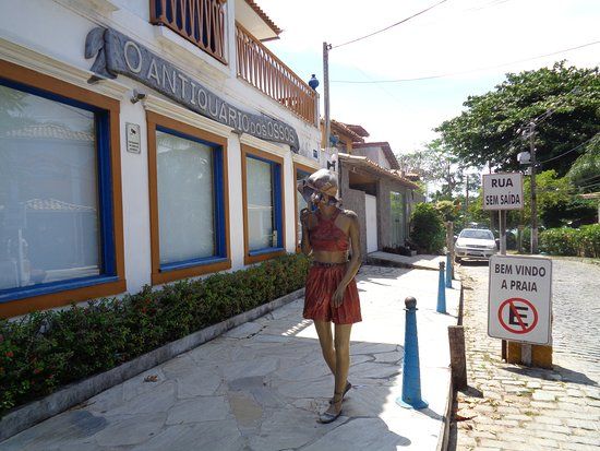 Estatua A Garota dos Ossos