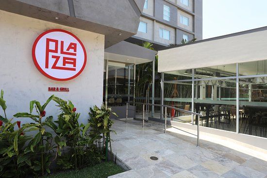 La Plaza Bar & Grill