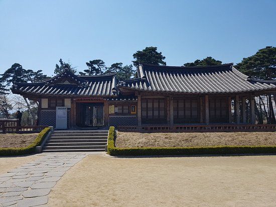 Heo Gyun Heo Nanseolheon Memorial Park