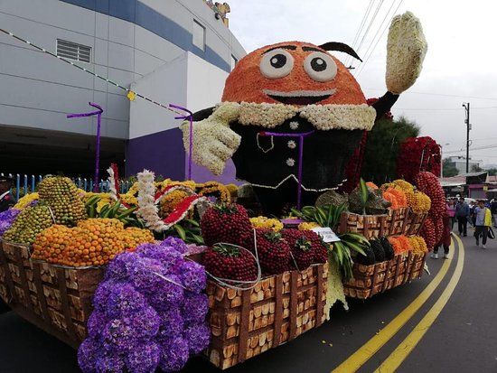 Monumento Ambato Tierra de Frutas y Flores