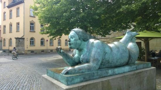 Liegende mit Frucht