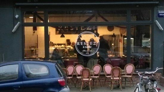 RESTEZ a table