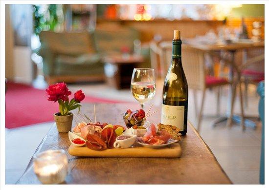 Molly's Cafe & Wine Bar