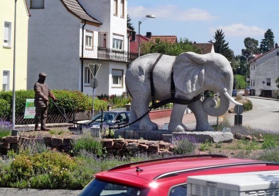 Bauer & Elefant