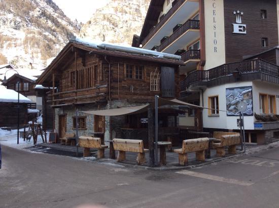 Harry's Ski Bar