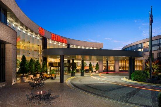 Cardinal Restaurant and Lounge at Dulles Hilton