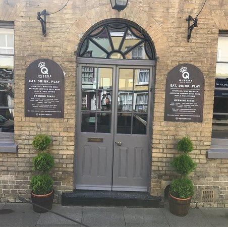 Queens Bar & Grill