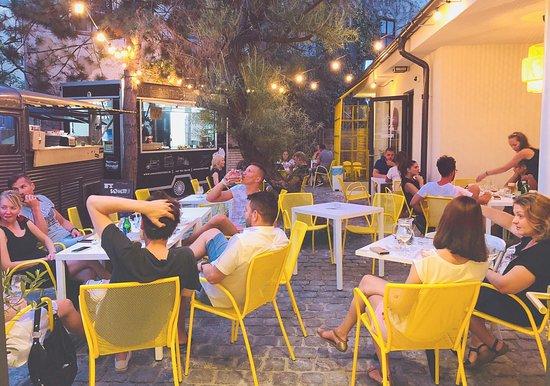 Street Food & Cafe Possonium