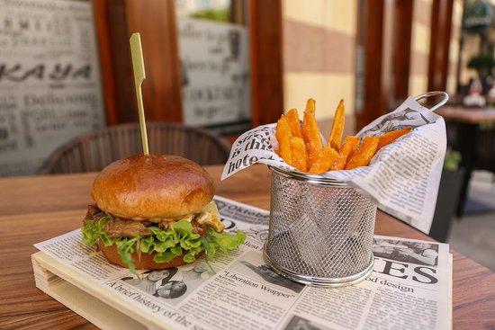 Kaya street food & bar