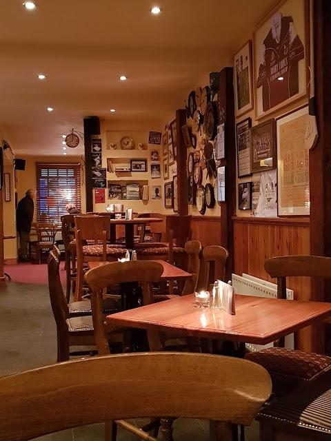 Kelly's Bar And Restaurant
