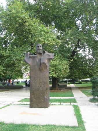 Fan Noli statue