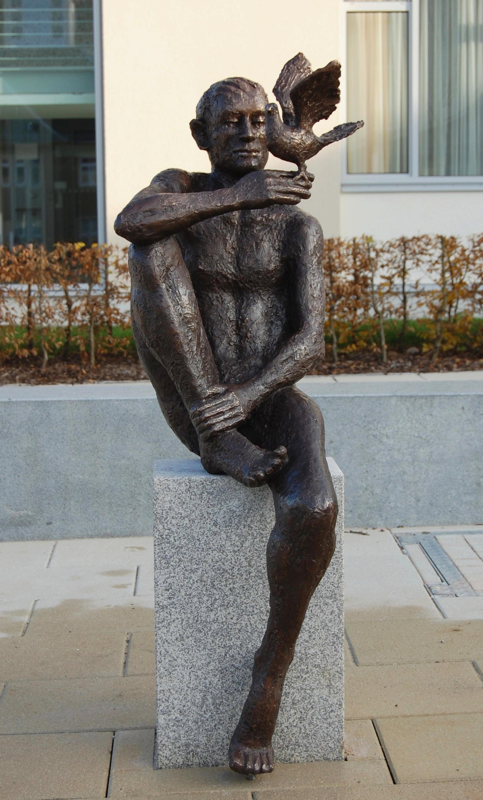 Sitzender mit Taube