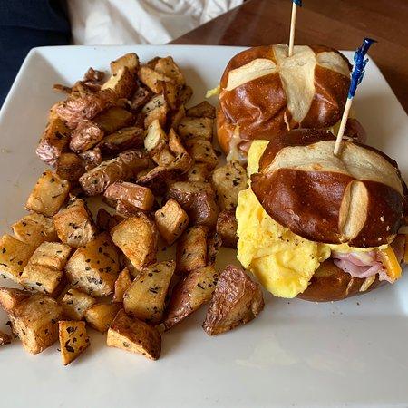 Dewey's Restaurant & Sports Bar