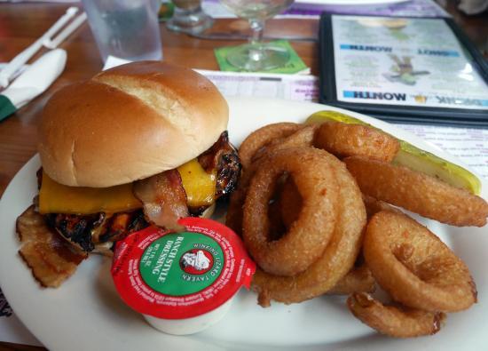 Winking Lizard Tavern