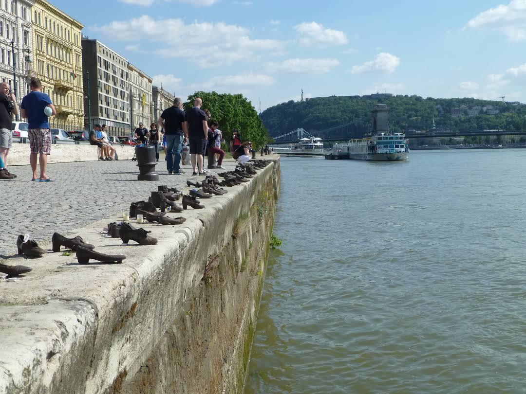 Cipők a Duna-parton
