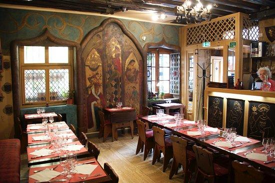 Aux Anysetiers Du Roy Restaurant