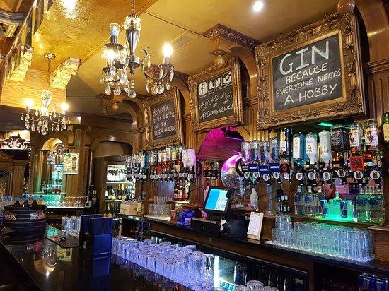 Bellinis Bar & Restaurant