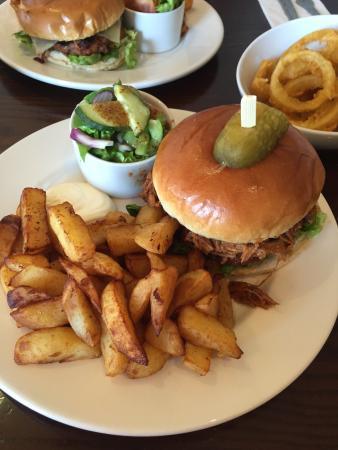 Morton's Bar and Grill