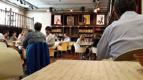 La Biblioteca Café