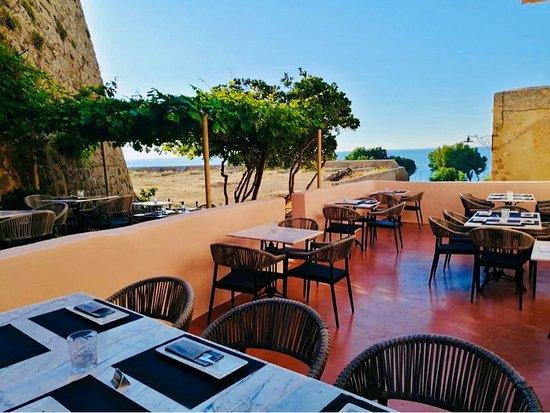 Oinoa wine restaurant