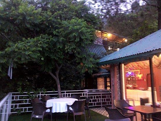 Cliff Houzz Restaurant & Bar