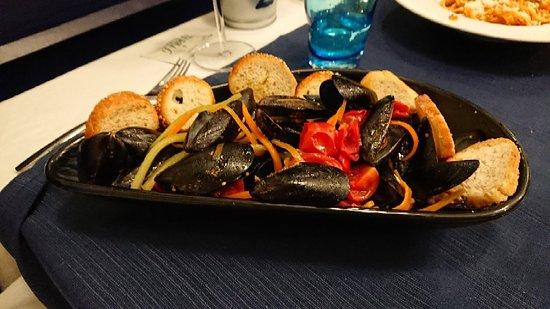 Mo Mo Kitchen & Bar