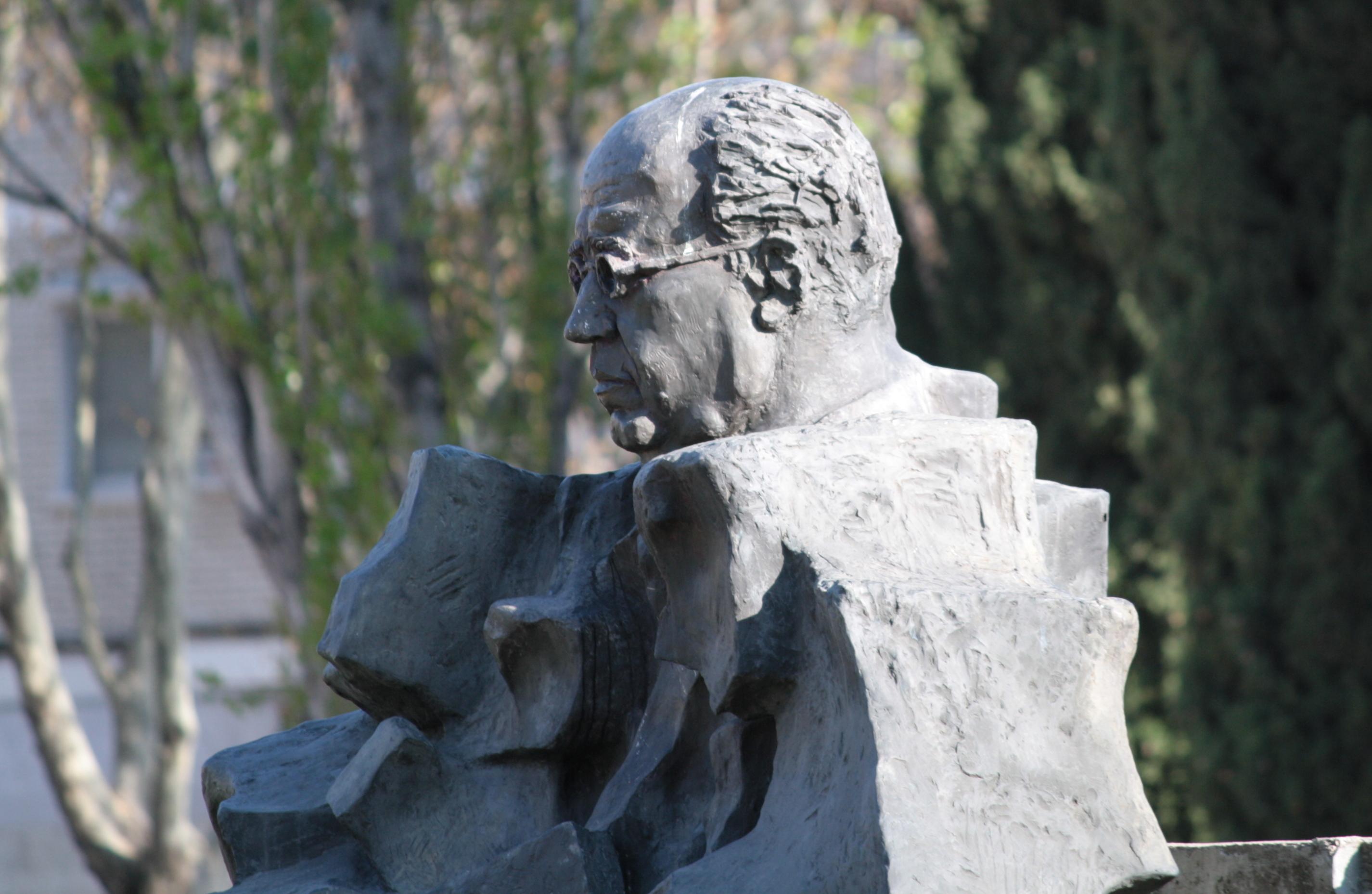 Monumento a Manuel Azaña en Alcalá de Henares