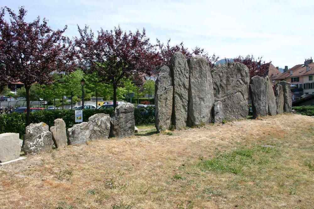 Neolithische Menhir-Steinreihe