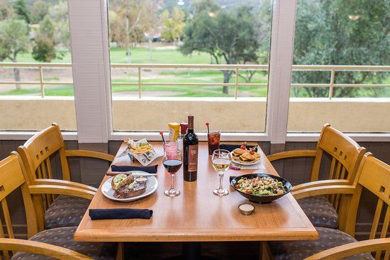 The Oaks Grill and Par Lounge