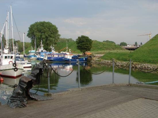 Sculpture The Black Ghost