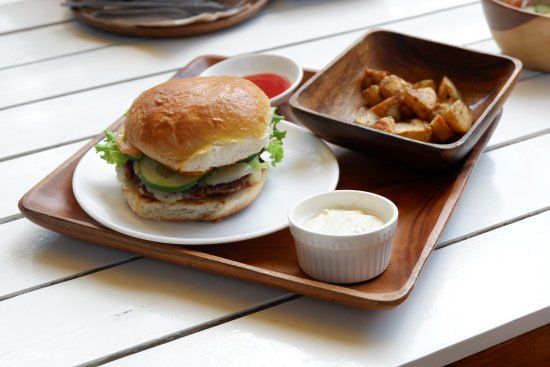 Mabuti. Eat and Chill