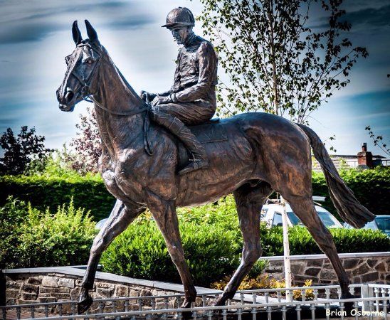 Arkle Memorial Statue