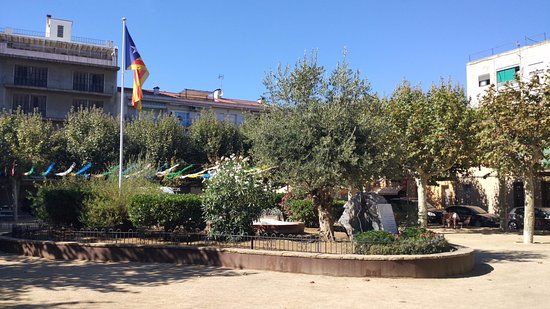 Monument a Rafael Casanoves