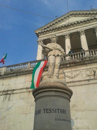 L'Omo - Monumento al Tessitore