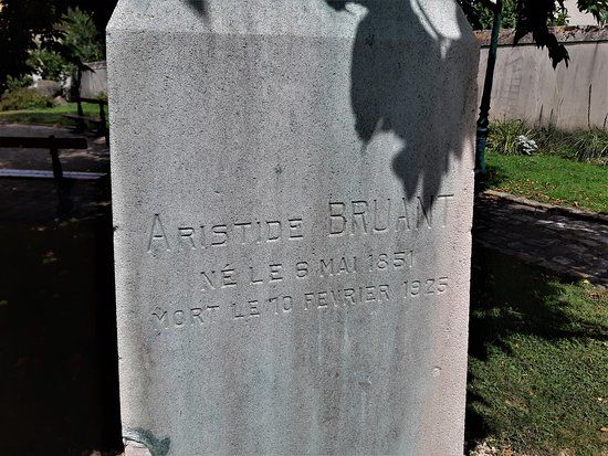 Monument a Aristide Bruant