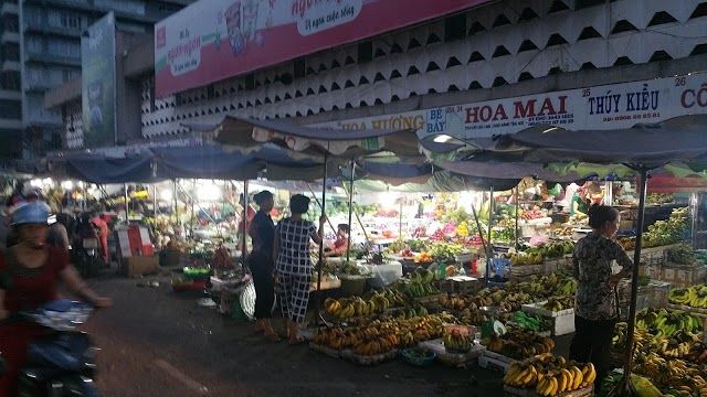 Xom Chieu Market