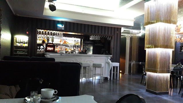 De Luxe Night club