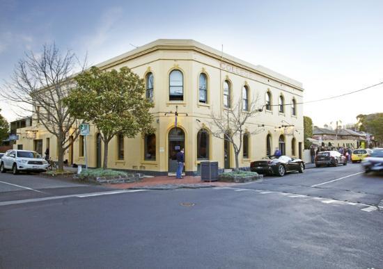 College Lawn Hotel