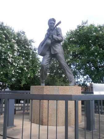 Statue of Elvis