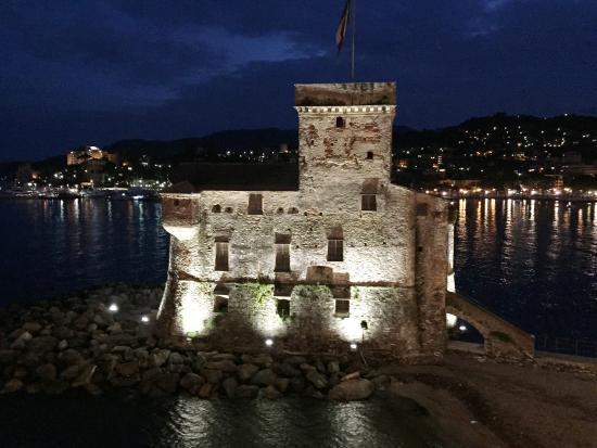 Incendio del Castello con la Processione Religiosa dei Crocifissi