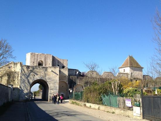 La Porte de la Saint-Jean et les Remparts