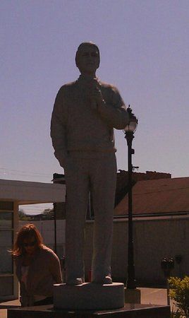 Perry Como Statue