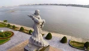 Tượng đài Mẹ Suốt