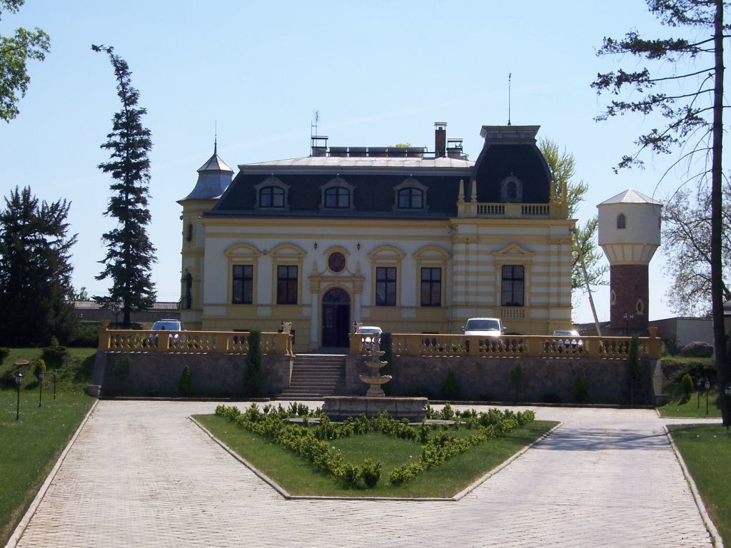 Uhrineves Castle