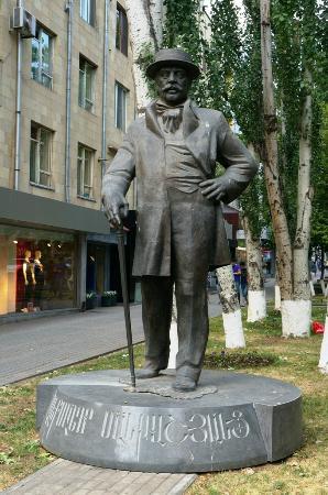 Statue of Aleksandr Mantashyants